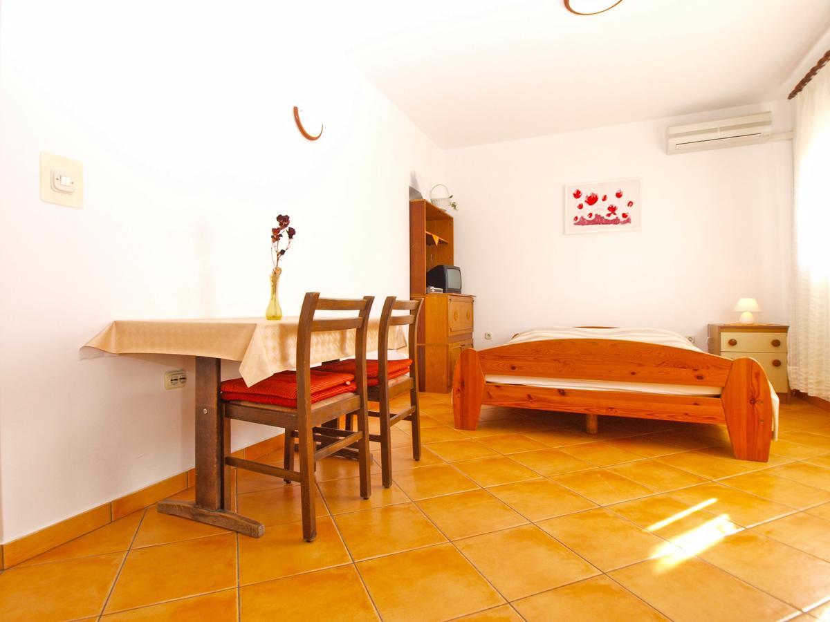 Apartments Mirela 1554 Pula Exterior foto